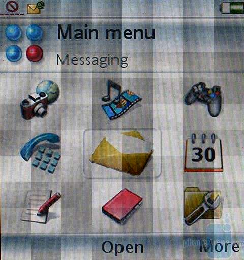 Sony Ericsson P990i - Главное меню с закрытым флипом