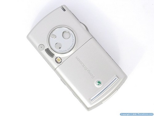 Sony Ericsson P990i - Тыльная сторона