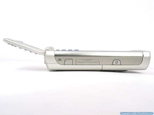 Sony Ericsson P990i - вид справа