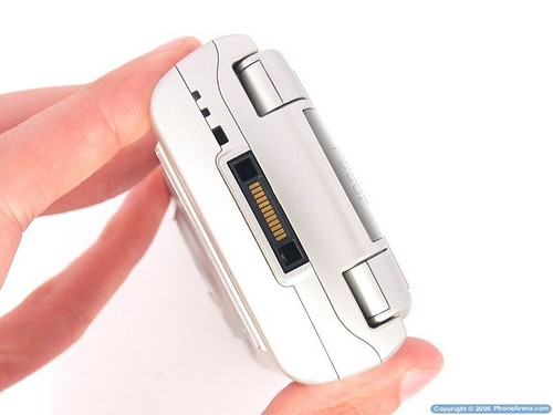 Sony Ericsson P990i - вид снизу