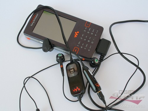 Sony Ericsson W950i с гарнитурой HPM-70